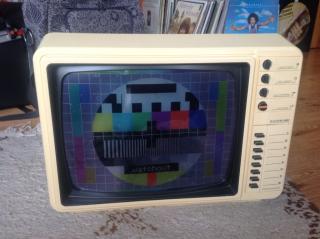 Upcycling / Vintage TV mit beleuchtetem LED Testbild und gutem Sound